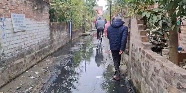 चुचुड़ा के रवींद्रनगर पश्चिमपाड़ा में जलजमाव से बेहाल निवासी, सर्दी में बढ़ी परेशानी