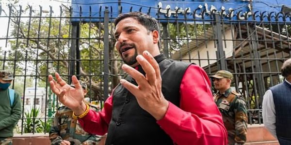 दिल्ली विधानसभा में निलंबित आआपा विधायकों को परिसर में प्रवेश से रोका