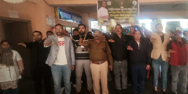 खादगडा बस स्टैंड में चालकों को दी गई सड़क सुरक्षा की जानकारी