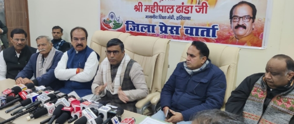 पत्रकारों से बातचीत करते शिक्षा मंत्री महीपाल ढांडा।
