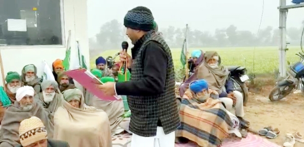 चौटाला टोल प्लाजा पर धरना देते किसान संगठन।