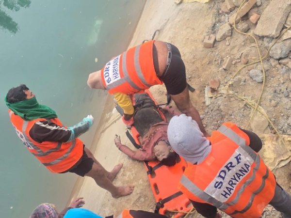 टोहाना। भाखड़ा नहर से निकाला गया शव।