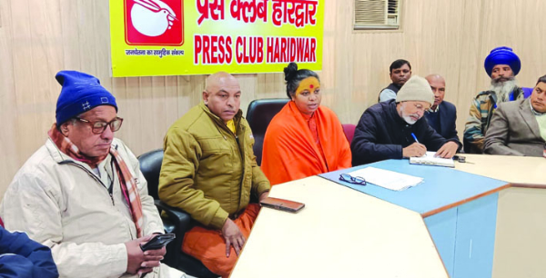 पत्रकारों से वार्ता करती साध्वी रेणुका पत्रकारों से वार्ता करती साध्वी रेणुका