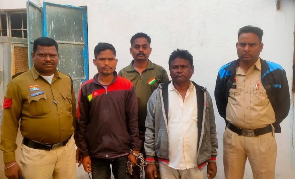 पुलिस गिरफ्त में आरोपित। पुलिस गिरफ्त में आरोपित।