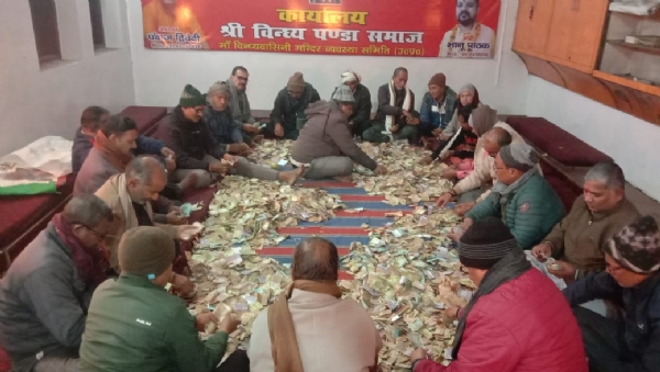 दानराशि की गिनती करते राजस्वकर्मी व अन्य।