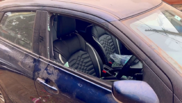 जाखाैली अड्डा पर खड़ी एक कार के ताेड़े गए शीशे