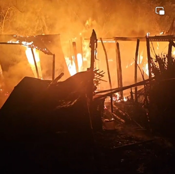 आगलगी में जलती घर