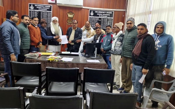 फतेहाबाद। रोडवेज जीएम को मांग पत्र सौंपते सांझा मोर्चा के कर्मचारी।