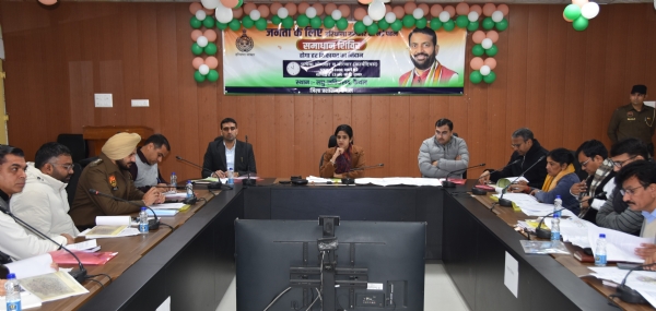 लघु सचिवालय के सभागार में अधिकारियों की बैठक लेते डीसी अपराजिता