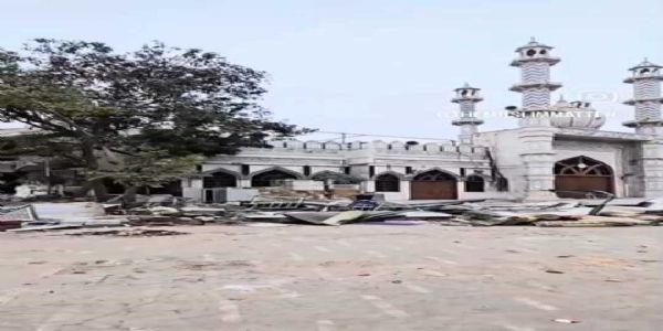 मस्जिद दरगाह फैज इलाही के अवैध निर्माण पर देर रात चला बुलडोजर मस्जिद दरगाह फैज इलाही के अवैध निर्माण पर देर रात चला बुलडोजर