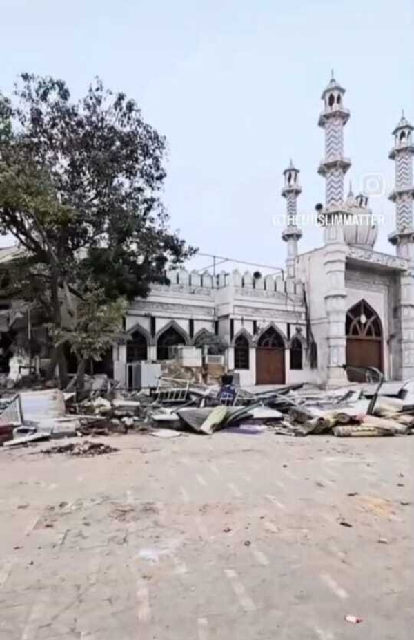 मस्जिद दरगाह फैज इलाही के  अवैध निर्माण पर देर रात चला बुलडोजर