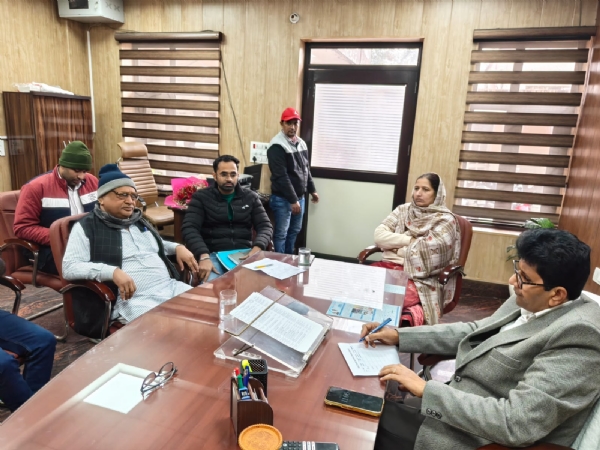 बैठक में भाग लेते परिषद की अध्यक्ष सरोज राठी, डीएमसी जग निवास व अन्य।