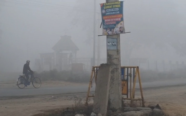 कोहरे के कारण बड़ी ठंड से राहत पाने के उपाय में लगे लोग