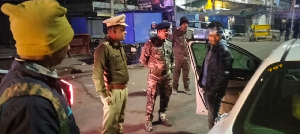 जांच करते एसपी