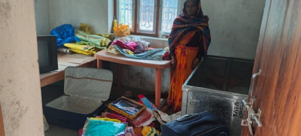 चोरी की घटना बिखरा पड़ा सामान