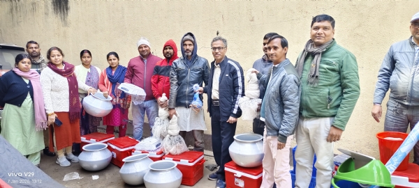 मत्स्य पालकों के बीच सामाग्री वितरण में शामिल लाभुक मत्स्य पालकों के बीच सामाग्री वितरण में शामिल लाभुक