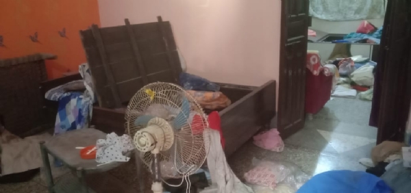 चोरी के बाद बिखरे सामान