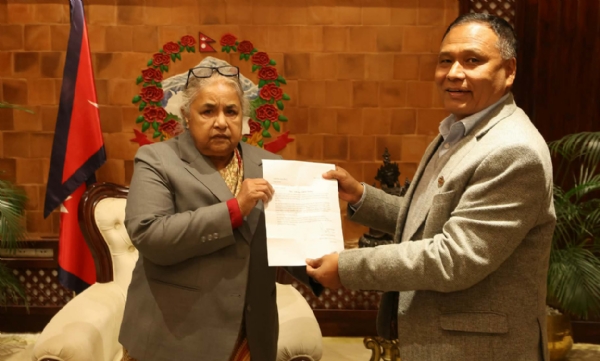 मंत्री पद से इस्तीफा देते ऊर्जा मंत्री कुलमान घीसिंग मंत्री पद से इस्तीफा देते ऊर्जा मंत्री कुलमान घीसिंग