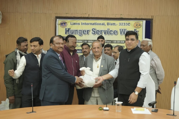 कोरबा : टीबी उन्मूलन की दिशा में जिला प्रशासन के अभियान में लॉयन्स क्लब की सहभागिता, कलेक्टर कुणाल दुदावत ने मरीजों को बांटी पोषण किट