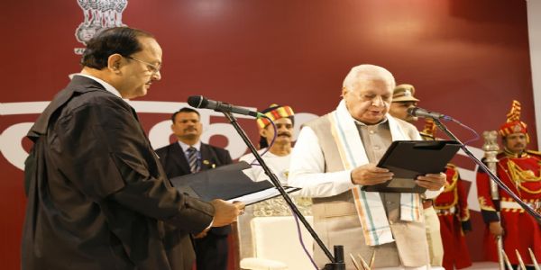 संजय कुमार साहू को पटना उच्च न्यायालय के न्यायाधीश की शपथ दिलाते राज्यपाल खान