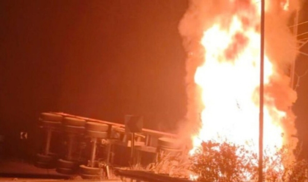 अनियंत्रित ट्रेलर पलटी, लगी भीषण आग, ड्राइवर की हुई मौत