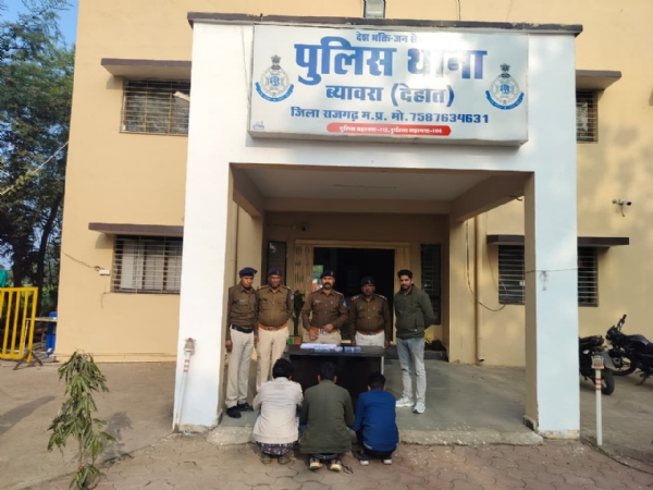 गहने चोरी करने वाले तीन आरोपित गिरफ्तार गहने चोरी करने वाले तीन आरोपित गिरफ्तार