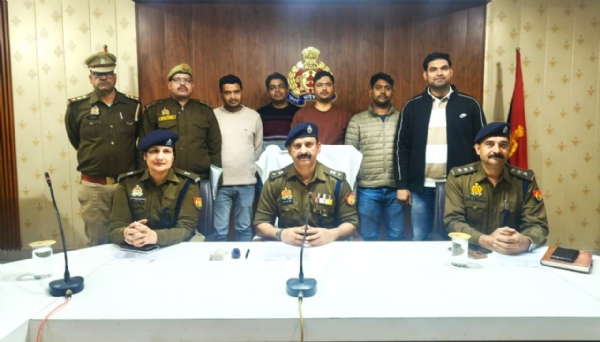 घटना का खुलासा करने वाली टीम के साथ एसपी प्रबल प्रताप सिंह