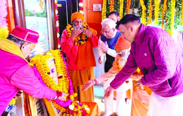 श्रद्धासुमन अर्पित करते हुए श्रद्धासुमन अर्पित करते हुए