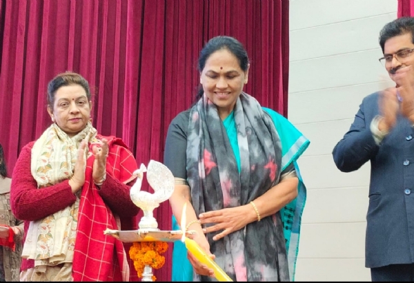 दीप प्रज्वलित कर कार्यक्रम की शुरुआत करती केंद्रीय मंत्री