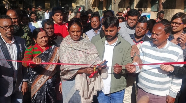 स्वास्थ्य केंद्र का उद्घाटन करती सांसद जोबा मांझी