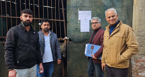 गुरुग्राम के बसई एनक्लेव व कादीपुर में प्रॉपर्टी टैक्स बकाया होने पर प्रॉपर्टी सील करते निगम अधिकारी।