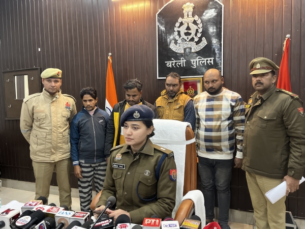 प्रेस वार्ता के दौरान साइबर ठगी मामले का खुलासा करतीं पुलिस अधीक्षक (दक्षिणी) अंशिका वर्मा। प्रेस वार्ता के दौरान साइबर ठगी मामले का खुलासा करतीं पुलिस अधीक्षक (दक्षिणी) अंशिका वर्मा।
