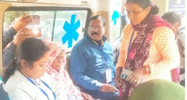 एम्बुलेंस में सुनवाई करते बीएलवो