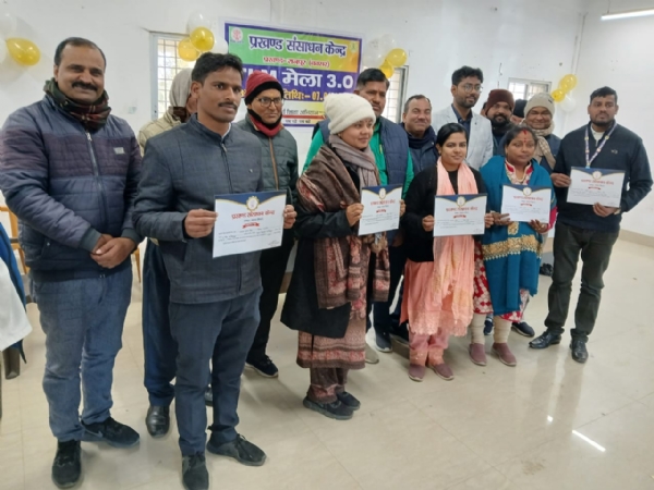 प्रशस्ति पत्र के साथ शिक्षक