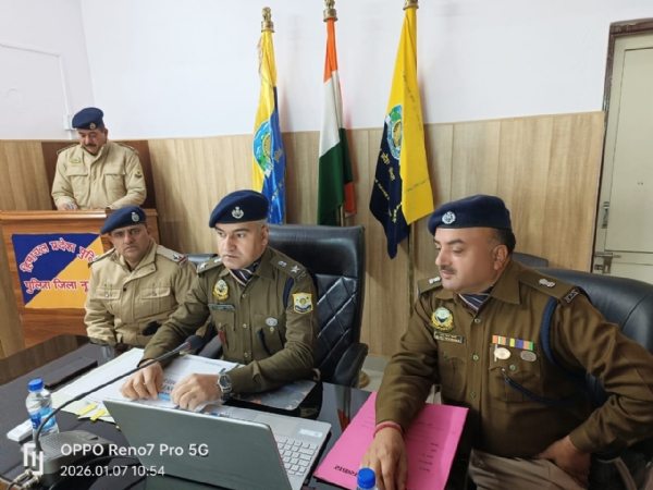 बैठक में मौजूद पुलिस अधीक्षक और अन्य।