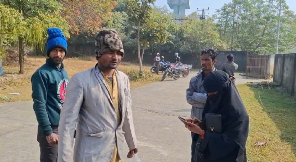 पोस्टमार्टम हाउस में मौजूद मृतक के परिजन