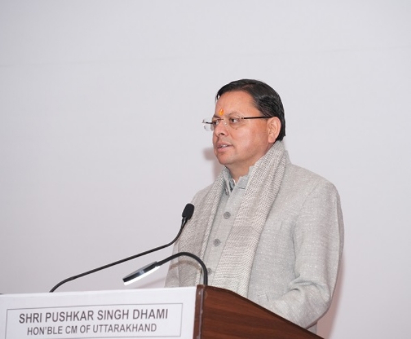 मुख्यमंत्री पुष्कर सिंह धामी कार्यक्रम को संबोधित करते।