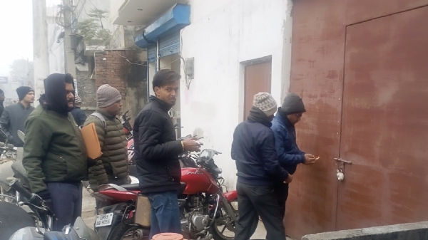 बरेली में बकाया संपत्ति कर वसूली के दौरान नगर निगम की टीम द्वारा कार्रवाई करते हुए सील की गई संपत्तियां। बरेली में बकाया संपत्ति कर वसूली के दौरान नगर निगम की टीम द्वारा कार्रवाई करते हुए सील की गई संपत्तियां।