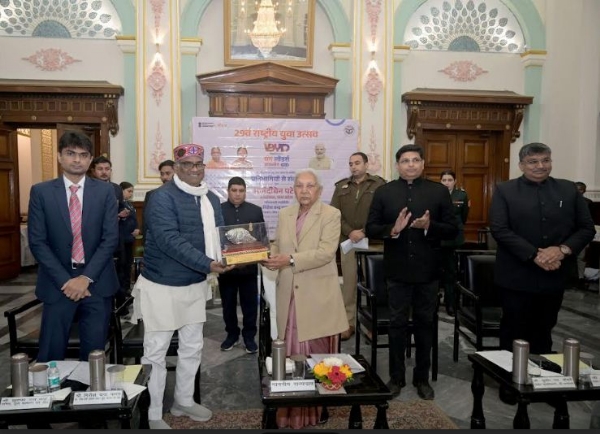 राज्यपाल को शंख भेंट करते मंत्री गिरीश यादव राज्यपाल को शंख भेंट करते मंत्री गिरीश यादव