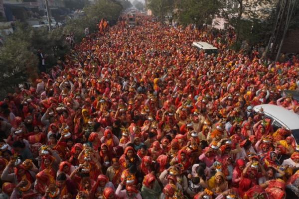 आठ दिवसीय श्रीराम कथा के साथ 1008 कुंडीय हनुमान महायज्ञ का भव्य आयोजन से पूर्व निकली विशाल कलश यात्रा