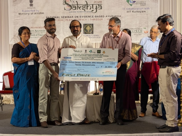 पुरस्कार लेते जूनियर रेजिडेंट