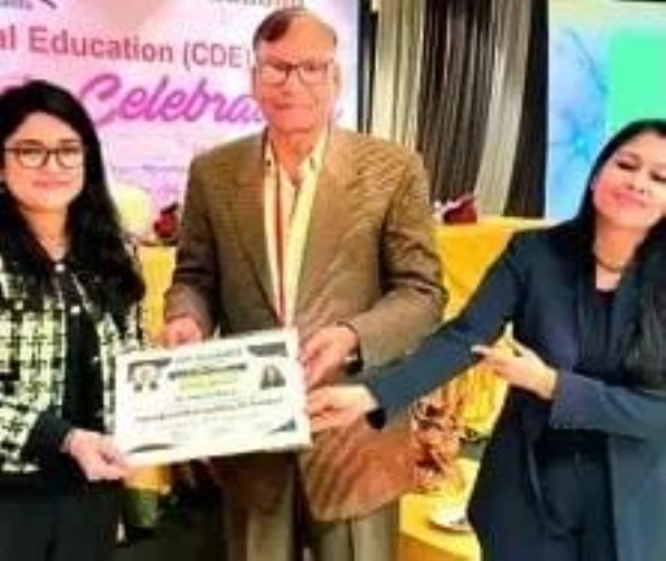 डॉ. अमनिका को सम्मानित करते आईडीए के पदाधिकारी। डॉ. अमनिका को सम्मानित करते आईडीए के पदाधिकारी।