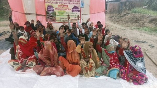 आश्वासन के बाद भी अनशनकारी ग्रामीण जिद पर अड़े आश्वासन के बाद भी अनशनकारी ग्रामीण जिद पर अड़े