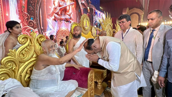 फोटो: मुंबई में आचार्य रत्नसुंदरसूरीश्वरजी महाराज का आशीर्वाद लेते हुए लोकसभा अध्यक्ष ओम बिरला