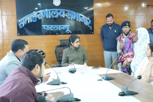 जनता दरबार में फरियाद सुनती उपायुक्त समीरा एस जनता दरबार में फरियाद सुनती उपायुक्त समीरा एस