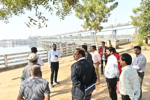 स्थल का निरीक्षण करते हुए कलेक्टर अबिनाश मिश्रा।