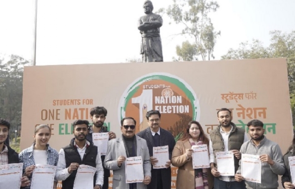 दिल्ली प्रदेश अध्यक्ष वीरेंद्र सचदेवा और कुलपति प्रो. योगेश सिंह के साथ छात्र।