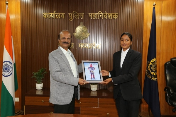 मप्रः डीजीपी मकवाणा से अंतरराष्ट्रीय पर्वतारोही अंजना सिंह ने की सौजन्य भेंट