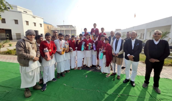 गुरुकुल में आयोजित कार्यक्रम में ब्रहृमचारियों को सम्मानित करते पदाधिकारी।