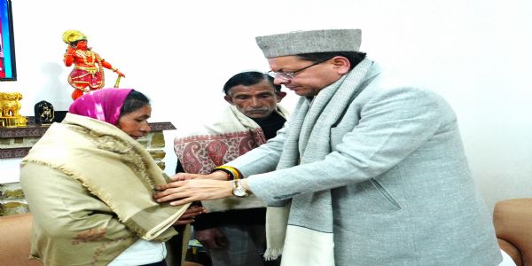 मुख्यमंत्री पुष्कर सिंह से अंकित भंडारी के परिजन मिलते हुए। मुख्यमंत्री पुष्कर सिंह से अंकित भंडारी के परिजन मिलते हुए।